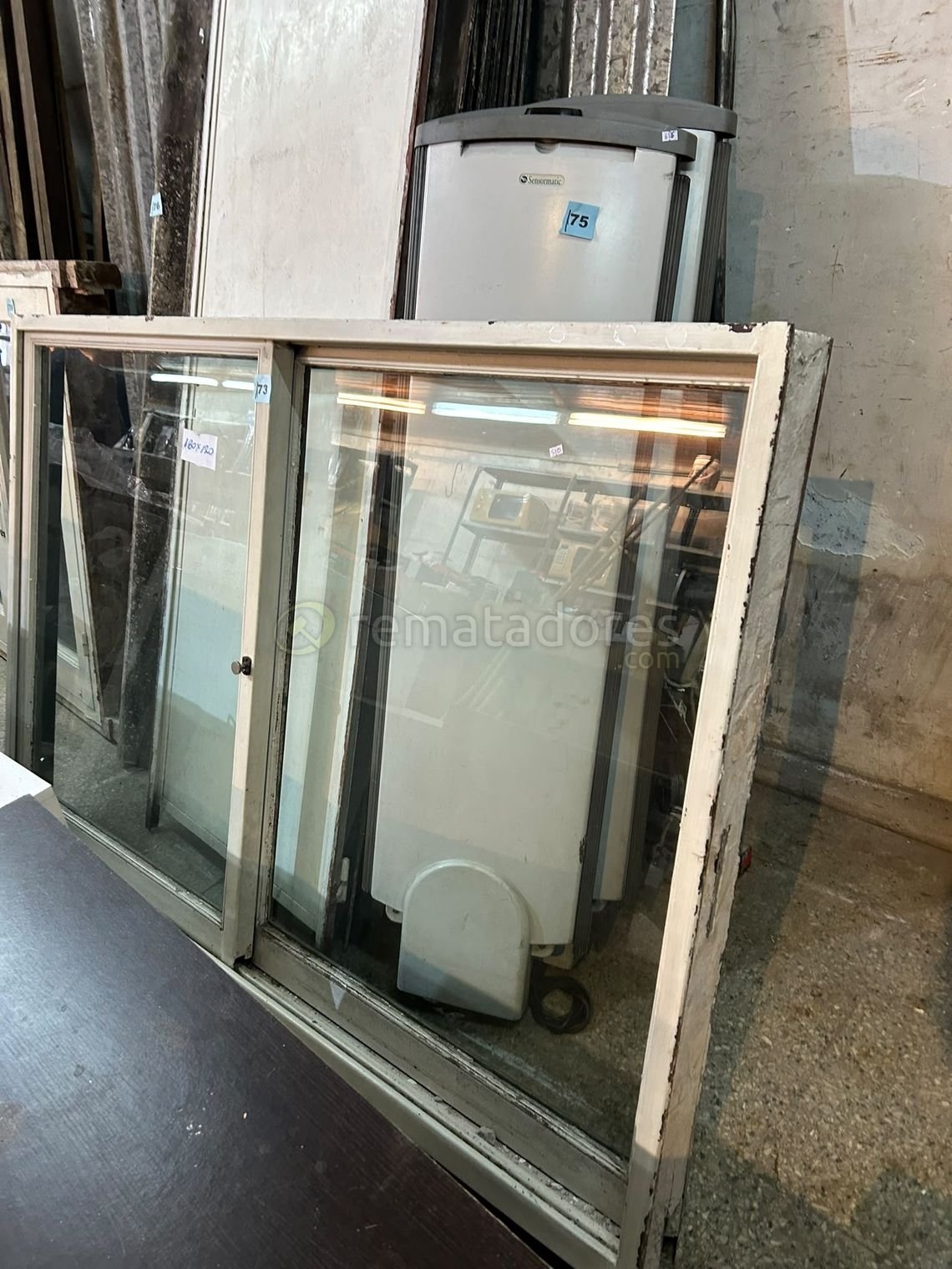 Ventana de Aluminio con Marco Blanco