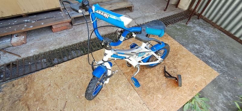 Bicicleta de niño con rueditas en mal estado - imagen 4