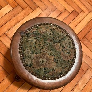 Banquito de Madera Tapizado con Diseño Floral - imagen 2