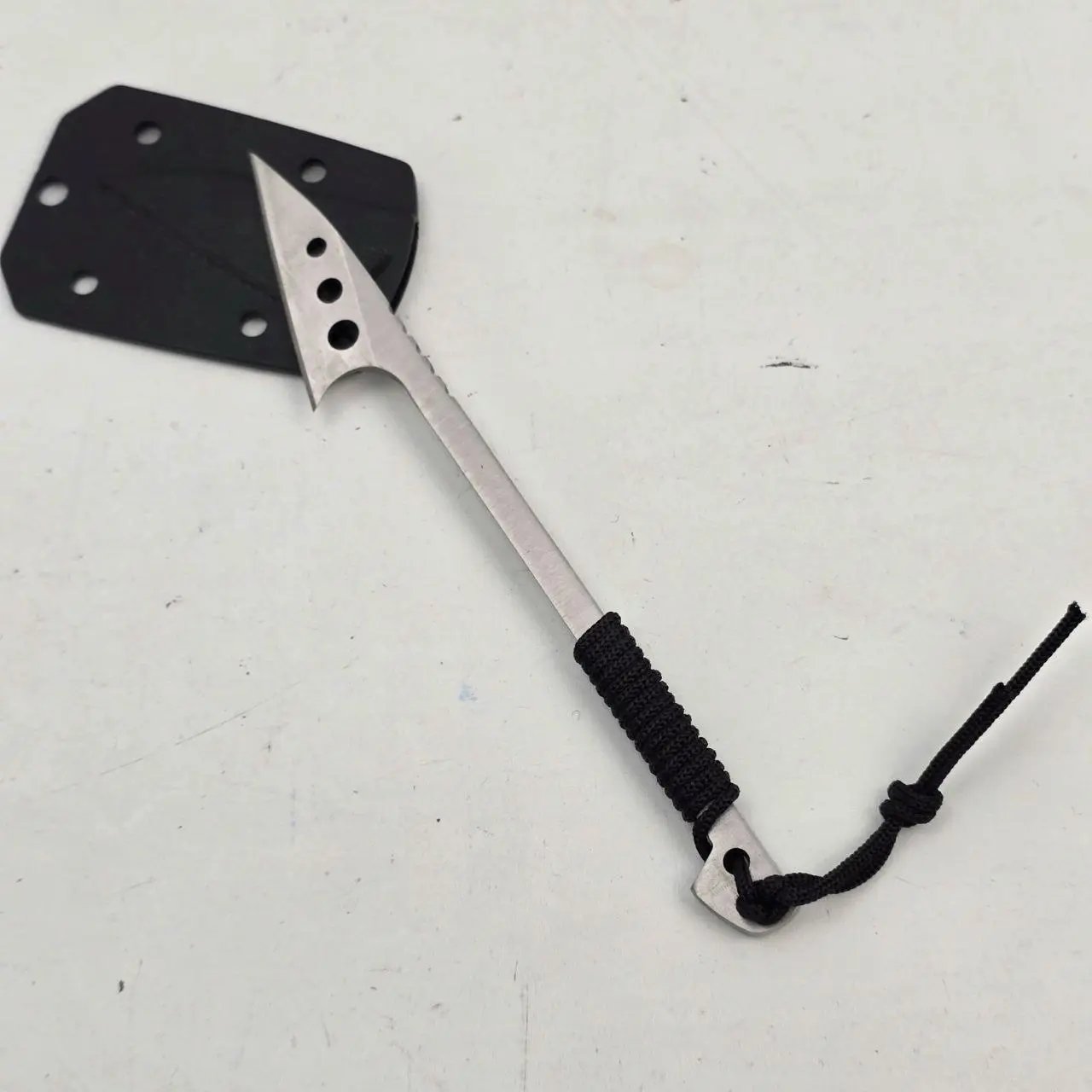 Cuchillo Arpón de Acero con Funda Negra y Cuerda