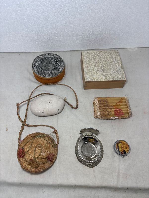Lote de Adornos y Cajas Antiguas: Bicicletas de Hierro, Ceniceros y Estuches Decorativos - imagen 1
