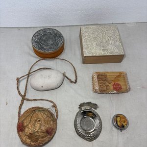 Lote de Adornos y Cajas Antiguas: Bicicletas de Hierro, Ceniceros y Estuches Decorativos - imagen 1