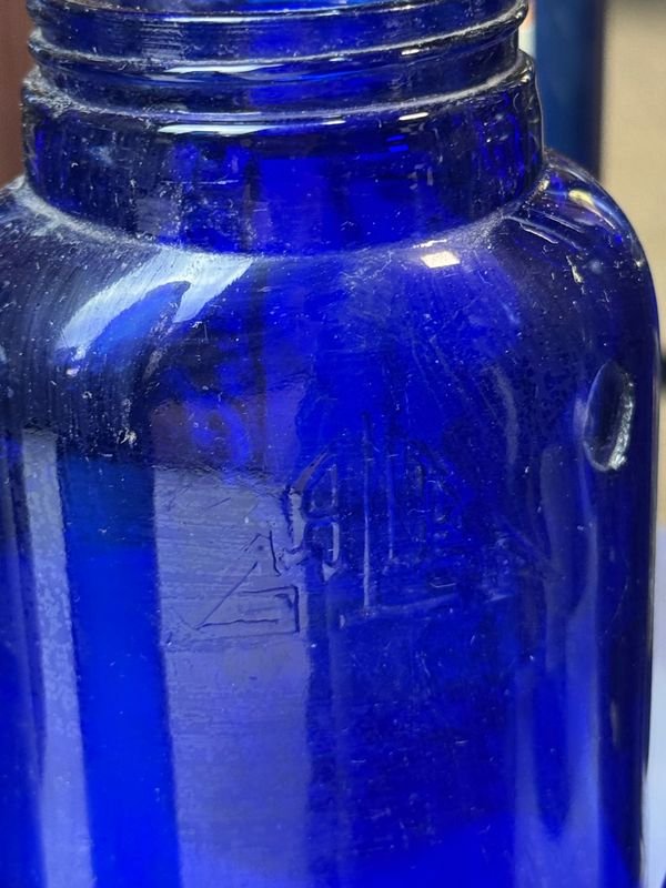 Colección de botellas y vasos de vidrio azul - imagen 14