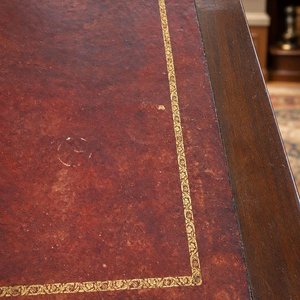 Escritorio Clásico de Madera Oscura con Fileteado y Cajones Ornamentales - imagen 5