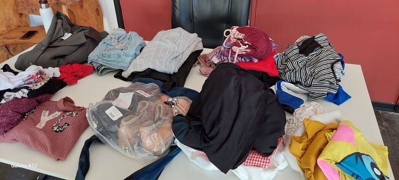 Gran lote de ropa variada - imagen 5