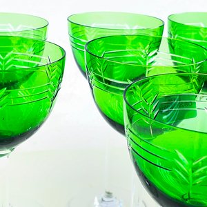 Juego de 7 Copas de Vidrio Verde con Vástago Transparente y Grabado - imagen 4
