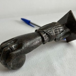 Llamador de Puerta Antiguo de Hierro Fundido con Forma de Mano - imagen 3
