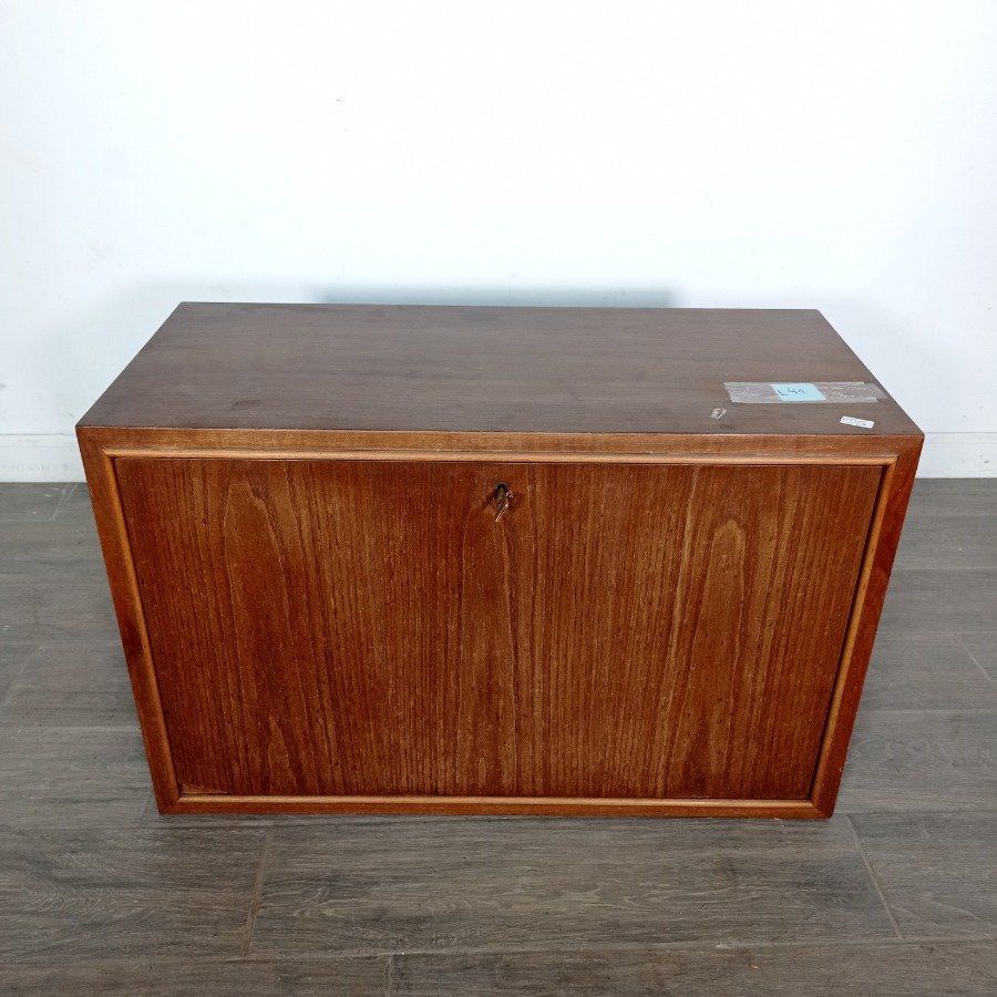 Mueble de madera con estante roto - imagen 2