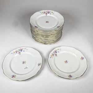 Diecisiete platos llanos de porcelana checa, decoración floral diámetros 23 cm - imagen 1