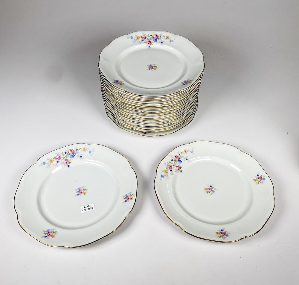Diecisiete platos llanos de porcelana checa, decoración floral diámetros 23 cm