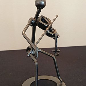 Lote siguiente: Escultura Artesanal "Violinista" en Metal Estilo Industrial