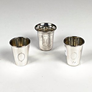 Lote anterior: Tres Vasitos de Plata Polaca con Grabados