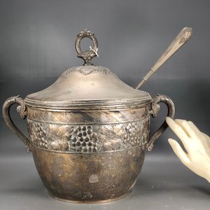 Lote anterior: Ponchera Antigua Metal Plateado con Vidrio y Cucharón