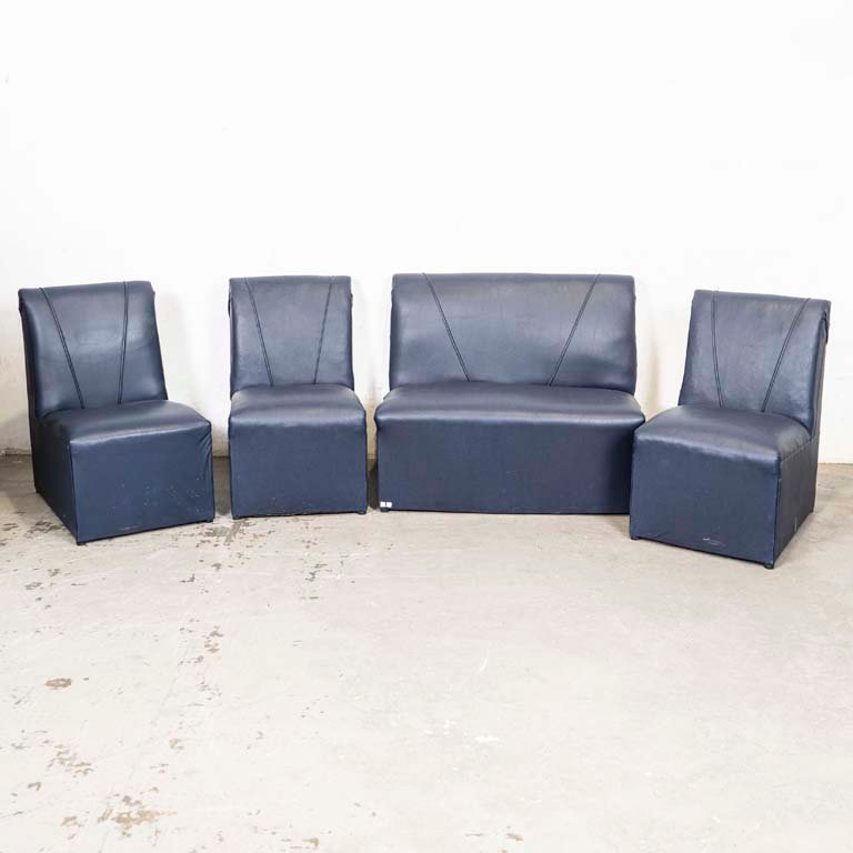Lote siguiente: Muebles de cuero azul, cuatro módulos de living, condiciones aceptables
