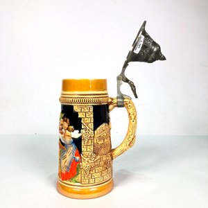 Jarra de Cerveza Alemana de Porcelana "King", Pintada a Mano, con Tapa Metálica - imagen 3