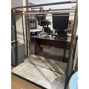 Lote siguiente: Par de Percheros Metálicos con Detalles en Pintura