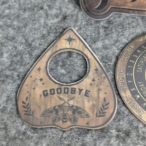 Tabla Ouija de Madera con 4 Piezas y Diseño de Polilla - imagen 3