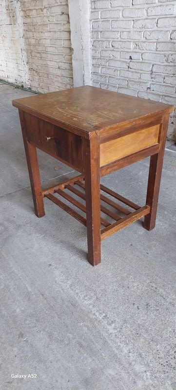 Mesa de madera con cajón y estante - imagen 5
