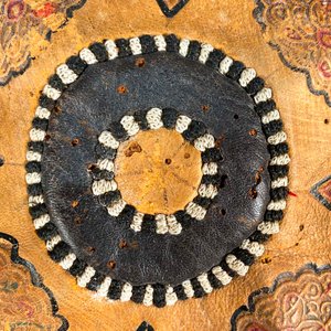 Puff de Cuero Artesanal con Diseños Geométricos - imagen 2