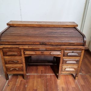Lote anterior: Escritorio Antiguo Americano de Madera con Alzada y Cortina