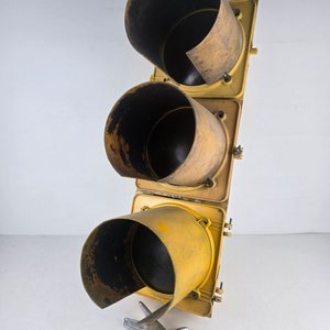 Estructura de Semáforo de Tres Luces Amarillo - imagen 1