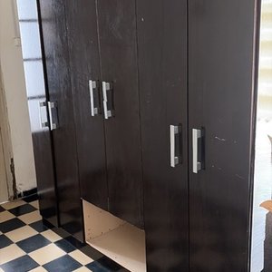 Ropero Oscuro de 6 Puertas con Espacio Abierto Inferior - imagen 2