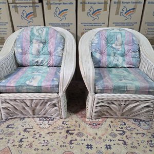 Lote siguiente: Par de Sillones de Ratán con Almohadones Estampados