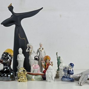 Lote siguiente: Lote Variado de Figuras Decorativas: Budas, Pareja de Época, Abstracta y Más