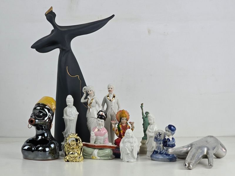 Lote Variado de Figuras Decorativas: Budas, Pareja de Época, Abstracta y Más