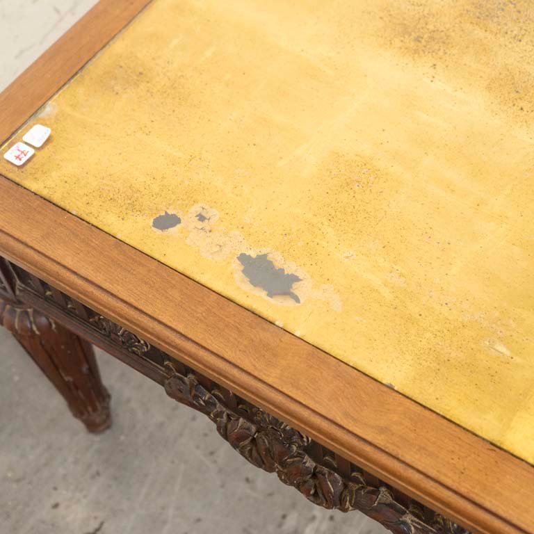 Mesa de living estilo Luis XVI, tallada y con tapa de vidrio dorado - imagen 3