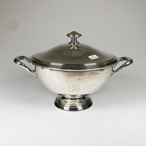 Lote siguiente: Sopera de metal Christofle con tapa y monograma ,altura 21 cm