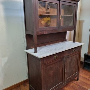 Antiguo Aparador Vitrinero de Madera con Mesada de Mármol y Puertas Vidriadas - imagen 3