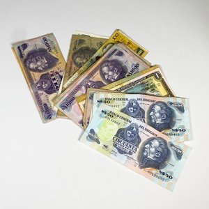 Lote anterior: Lote de Billetes Varios: Uruguayos y Brasileños
