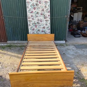 Lote siguiente: Cama de 1 plaza con colchón floral