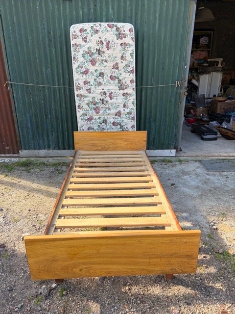 Cama de 1 plaza con colchón floral