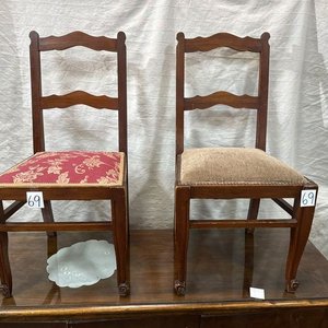 Par de Sillas de Madera con Tapizados Distintos - imagen 3