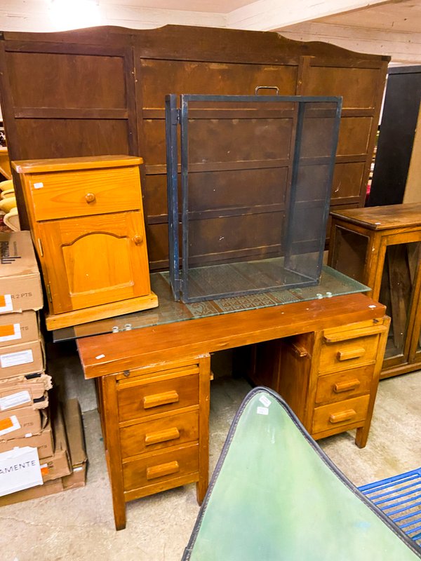 Escritorio de madera con cajones y mueble auxiliar
