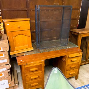 Lote anterior: Escritorio de madera con cajones y mueble auxiliar