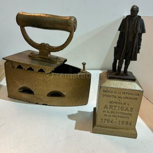 Lote siguiente: Plancha Antigua de Bronce y Figura Homenaje a Artigas