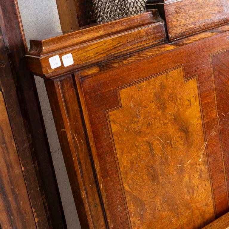 Cama inglesa de una plaza, enchapada en raíz y con marqueterie - imagen 3