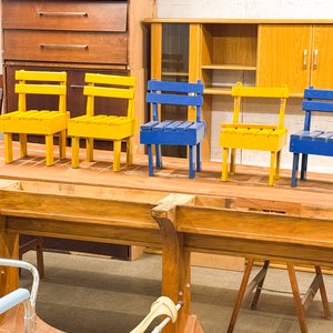 Lote de Muebles y Ayudas de Movilidad: Sillas, Escritorio, Andador y Silla de Ruedas - imagen 6