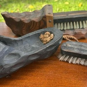 2 zuecos de madera (con cepillo para lustrar zapatos) - imagen 2