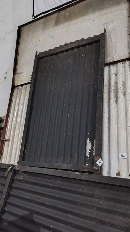 Lote siguiente: Puerta de metal corrugado negra