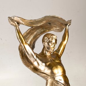 Figura Decorativa Caballero con Toga Metálica Dorada - 44 cm - imagen 2