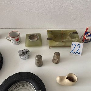 Lote de Adornos Varios: Ceniceros de Alabastro y Ruedas, Tazas y Más - imagen 3