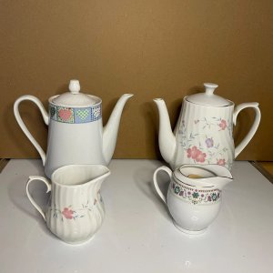 Conjunto de Porcelana Blanca: 2 Teteras y 2 Lecheras con Diseños Florales y Corazones - imagen 3