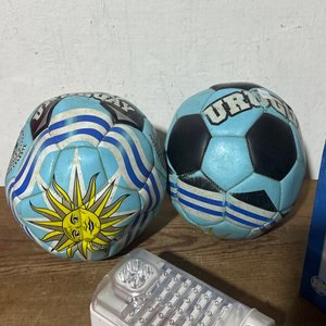 Lote siguiente: Linterna LED y Pelotas de Fútbol Uruguayas