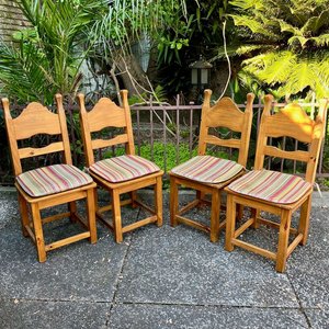 Juego de 4 Sillas Rústicas de Madera Maciza con Almohadones - imagen 2