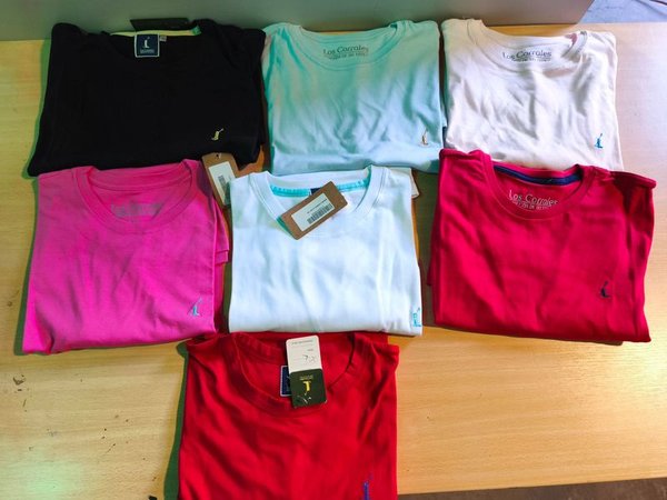 Colección de camisetas y ropa en diferentes colores y diseños - imagen 1