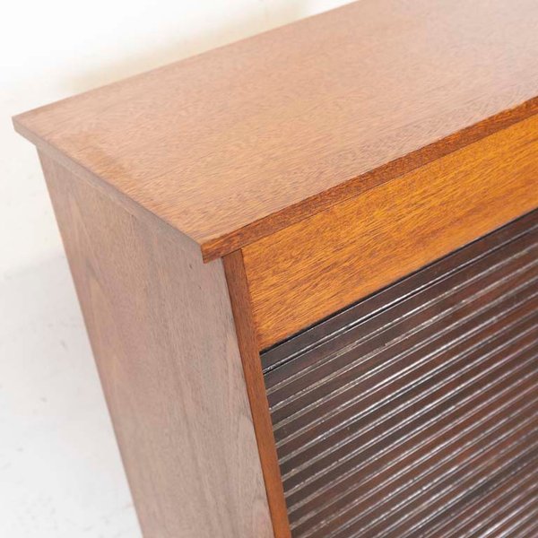 Cajón de madera con dos estantes y detalles en el lustre - imagen 2